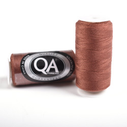 FIL A COUDRE Q.A. 100% POLYESTER 40/2 BOBINES 500 M. BRIQUE
